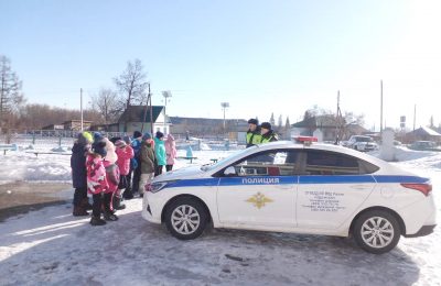 Сотрудники Госавтоинспекции напомнили школьникам о правилах безопасного поведения на дорогах