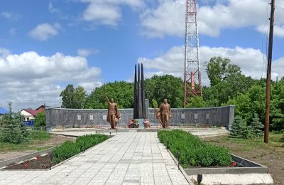 В преддверии Дня памяти и скорби козихинские школьники привели в порядок территорию памятника погибшим воинам.