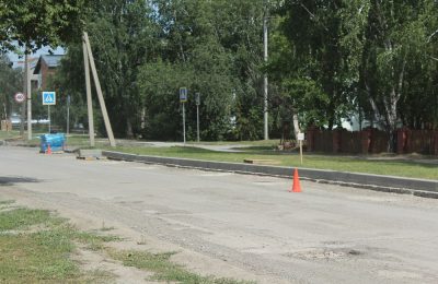 Продолжается реконструкция дороги на проспекте Революции в Ордынском, устанавливают бордюрное ограждение