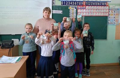 День зимующих птиц отметили первоклассники Петровской школы.