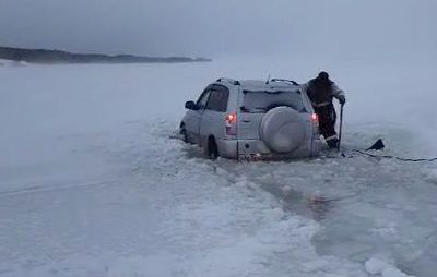 Шесть транспортных средств провалилось под лед.