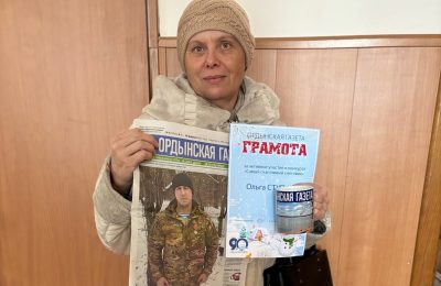 Свою награду за участие в конкурсе «Веселый снеговик» получила наш читатель Ольга Ступина из Рогалева