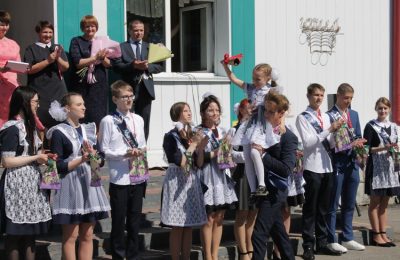 В Ордынской школе № 1 прошла торжественная линейка, посвященная празднику Последнего звонка