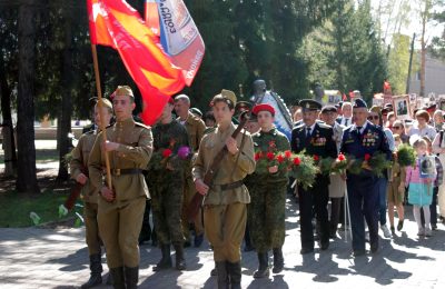 Возложение цветов к Монументу славы в Ордынском