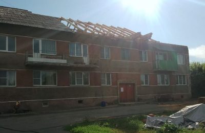 В селе Красный Яр ремонтируют крыши по региональной программе