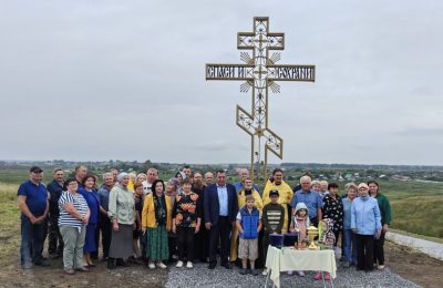В Усть-Луковке освятили поклонный крест