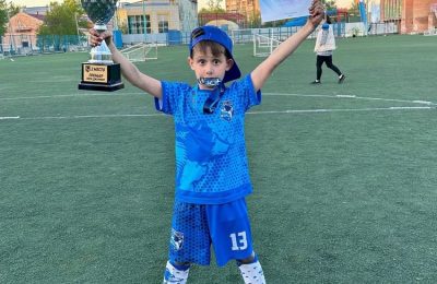 Давид Барзах, учащийся Козихинской школы, ему 9 лет.