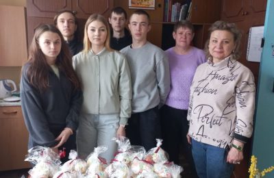 Пасхальные наборы вручили студенты ветеранам