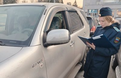В центре Новосибирска судебные приставы проверили автолюбителей на просроченную задолженность