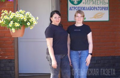 Работники агрохимлаборатории «Ирмени» Анастасия Кожухова и Наталья Лобченко