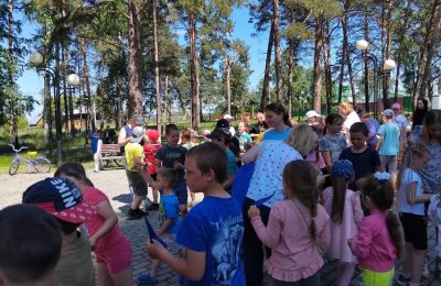 Юных нижнекаменцев поздравили Карлсон и Баба Яга