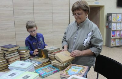 Жительница Новосибирска подарила районной детской библиотеке подборку книг