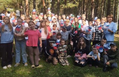 Познавательная программа «Флаг державы – это символ славы» для ребят из лагеря «Рассвет»