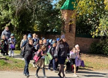 Сотрудники Госавтоинспекции провели для первоклассников Верх-Ирменской школы пешую экскурсию