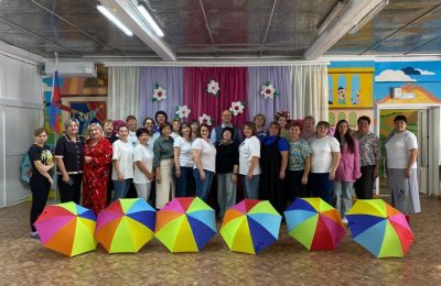 Воспитанники Верх-Ирменских детских садов поздравили воспитателей с праздником