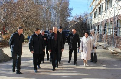 Сегодня губернатор Новосибирской области Андрей Травников проверил ход реконструкции Верх-Ирменской средней школы