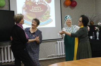 Символ праздника – ладонь