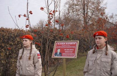 К 100-летию со дня рождения Николая Медведева на здания села Вагайцево разместили таблички в его честь