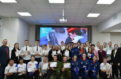 Команда Дома детского творчества стала абсолютным победителем  турнира по скоростной сборке спилс-карт «Знаю Россию – служу Отечеству»