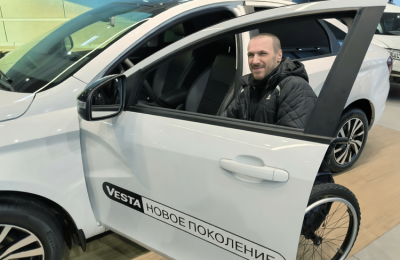 Отделение СФР по Новосибирской области выдало 16 новых автомобилей жителям региона, пострадавшим на производстве