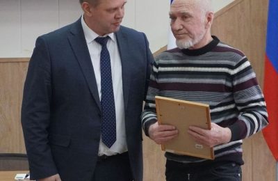 Благодарственное письмо отцу солдата вручили сегодня в администрации района