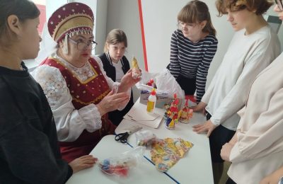 Подарить петушка родным с пожеланием мира и добра!