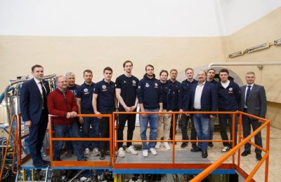 «Потрогали физику руками»: звёзды ХК «Сибирь» посетили ИЯФ СО РАН