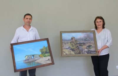 Художник Юрий Кошелев преподнес в дар Ордынскому историко-художественному музею картины «Под ливнем пуль» и «Дебаркадер»
