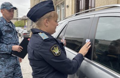 Попытка скрыть авто не удалась: у сибирячки изъяли Mercedes за долги в миллион рублей
