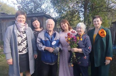 В декаду пожилого человека работники Кирзинского СДК поздравили старшее поколение на дому